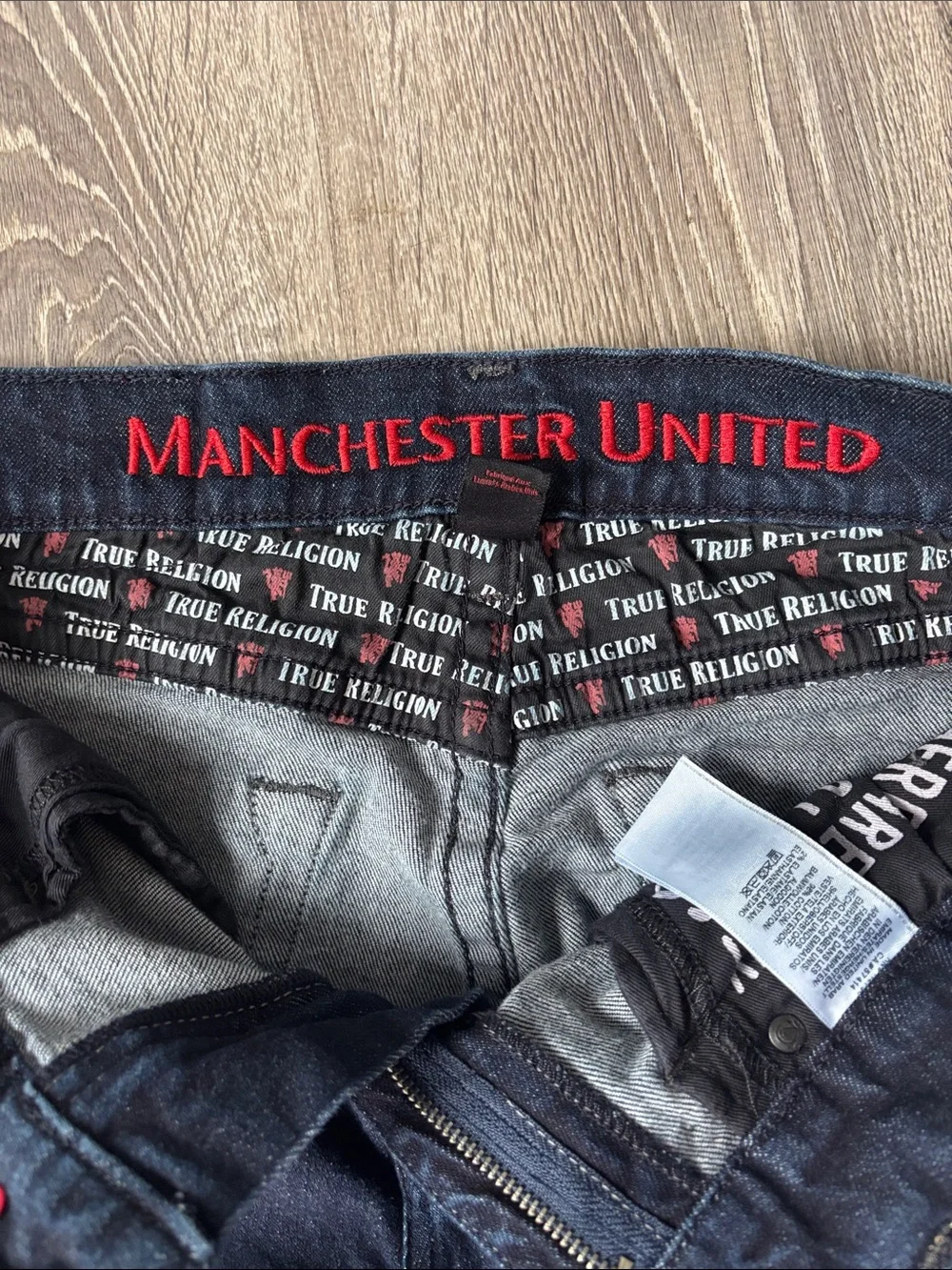 True Religion Manchester United Ricky Straight Dark Wash Jean Red Accent Sz 31